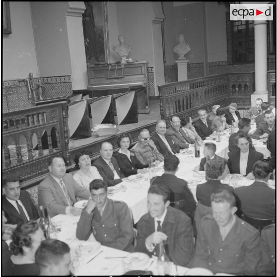 Un repas entre civils et militaires. [Description en cours]