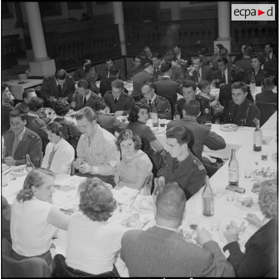 Un repas entre civils et militaires. [Description en cours]