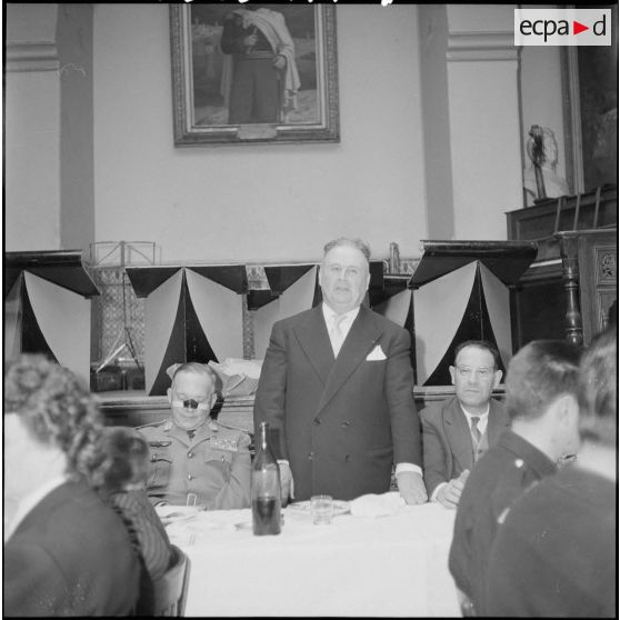 Un repas entre civils et militaires. [Description en cours]