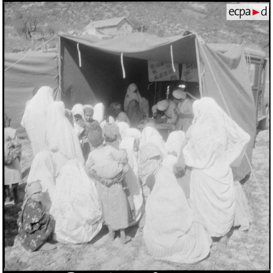 Assistance médicale donnée à des Algériens. [Description en cours]