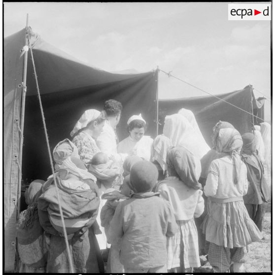 Assistance médicale donnée à des Algériens. [Description en cours]