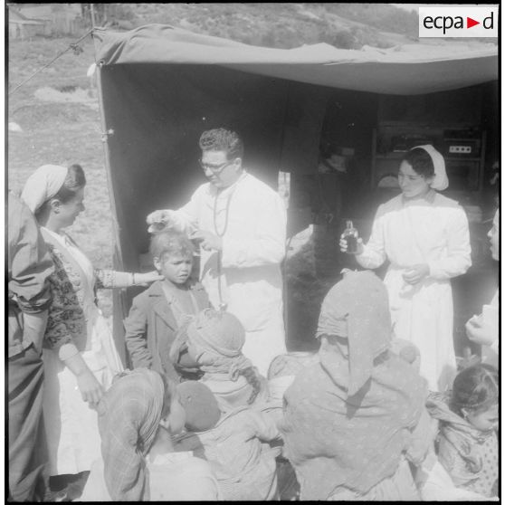 Assistance médicale donnée à des Algériens. [Description en cours]