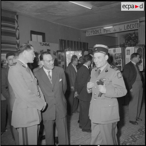 Une exposition à la maison du Combattant. [Description en cours]