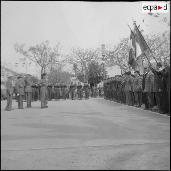 Une cérémonie militaire à Ain-Taya. [Description en cours]