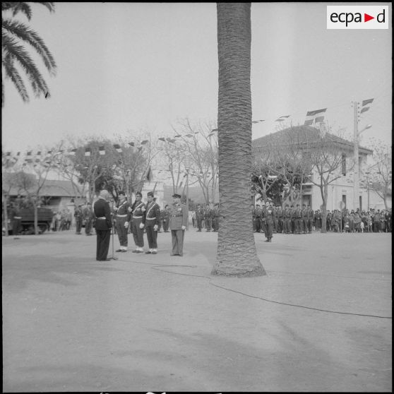 Une cérémonie militaire à Ain-Taya. [Description en cours]