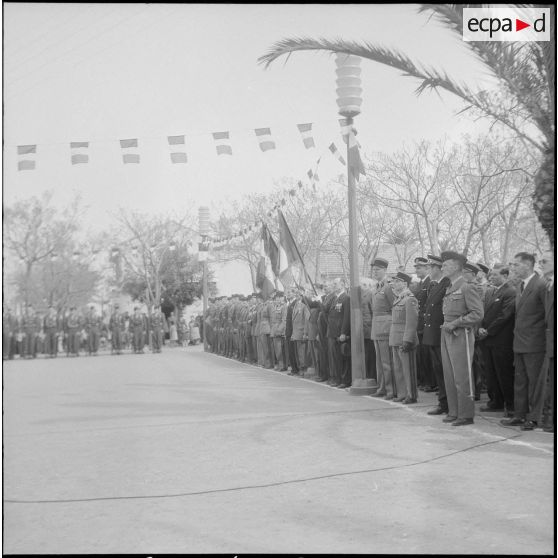 Une cérémonie militaire à Ain-Taya. [Description en cours]