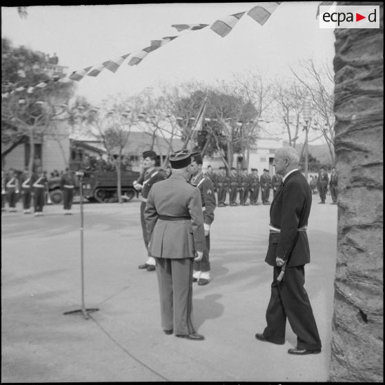 Une cérémonie militaire à Ain-Taya. [Description en cours]