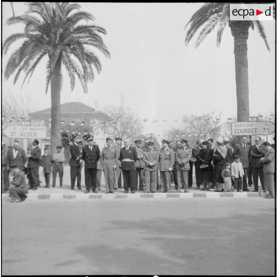 Une cérémonie militaire à Ain-Taya. [Description en cours]