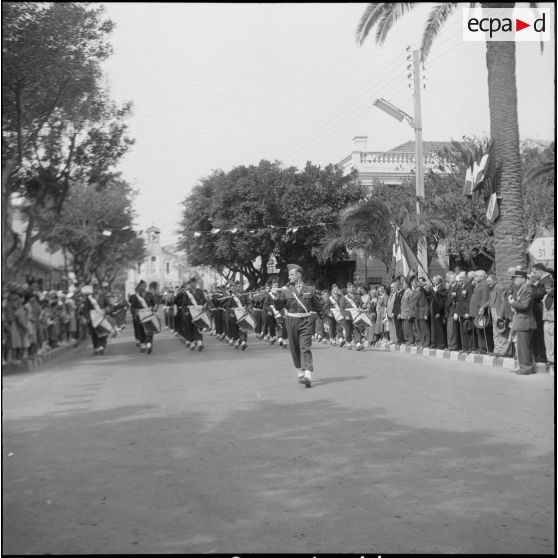 Une cérémonie militaire à Ain-Taya. [Description en cours]