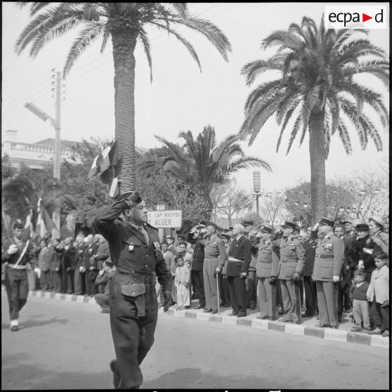 Une cérémonie militaire à Ain-Taya. [Description en cours]