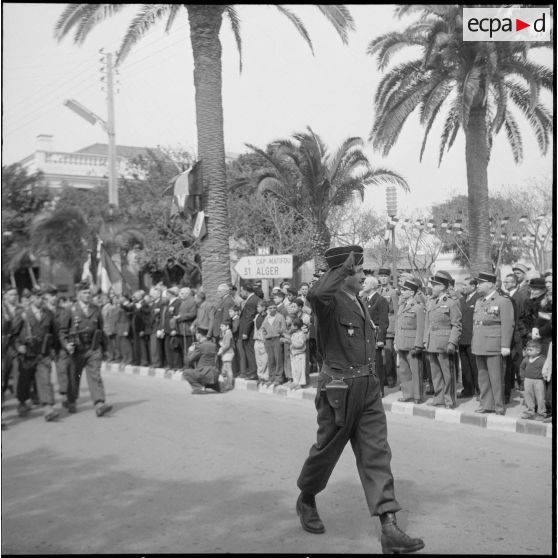 Une cérémonie militaire à Ain-Taya. [Description en cours]