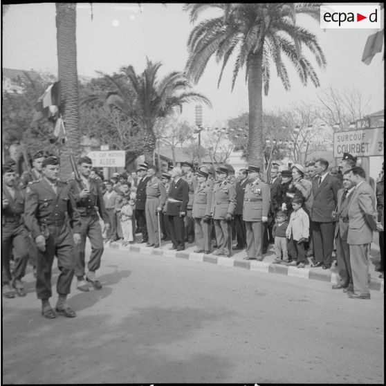 Une cérémonie militaire à Ain-Taya. [Description en cours]