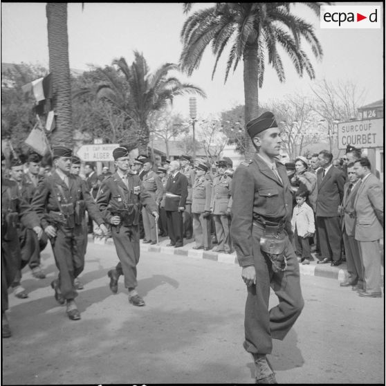 Une cérémonie militaire à Ain-Taya. [Description en cours]