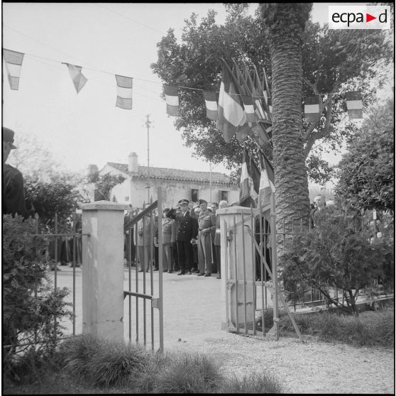 Une cérémonie militaire à Ain-Taya. [Description en cours]