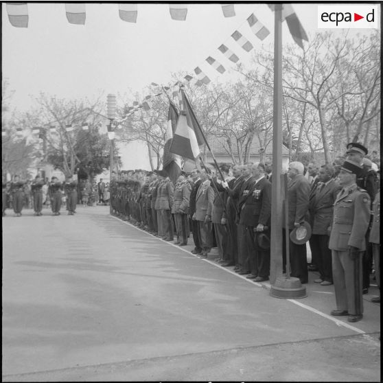 Une cérémonie militaire à Ain-Taya. [Description en cours]