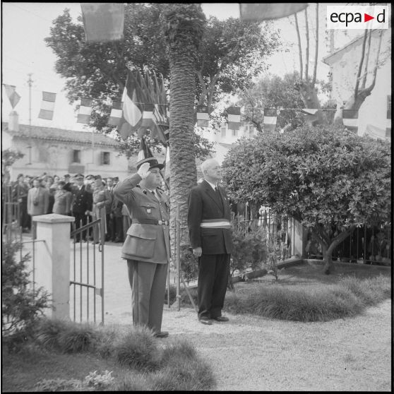 Une cérémonie militaire à Ain-Taya. [Description en cours]