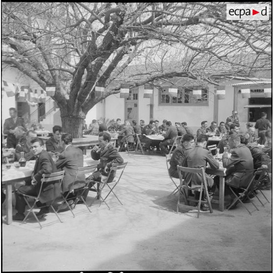Une cérémonie militaire à Ain-Taya. [Description en cours]