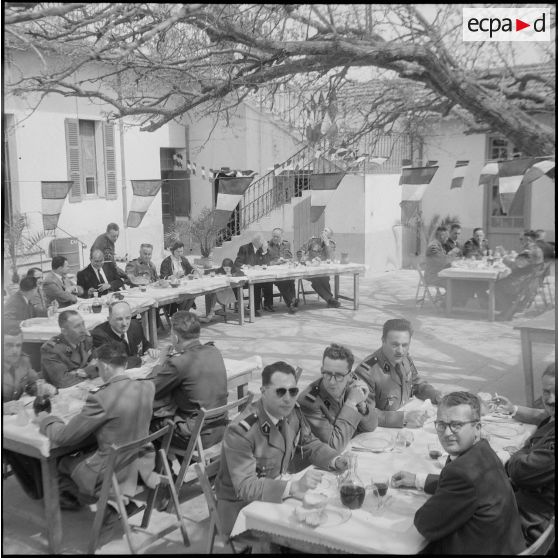 Une cérémonie militaire à Ain-Taya. [Description en cours]