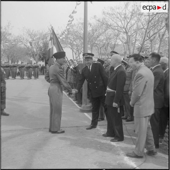 Une cérémonie militaire à Ain-Taya. [Description en cours]