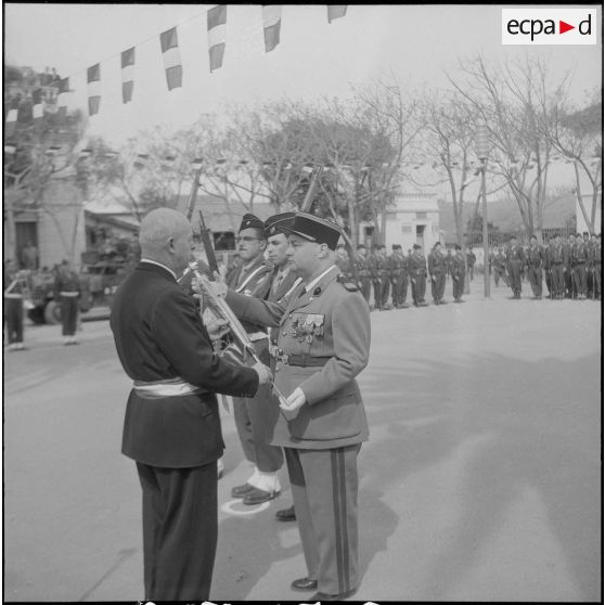 Une cérémonie militaire à Ain-Taya. [Description en cours]