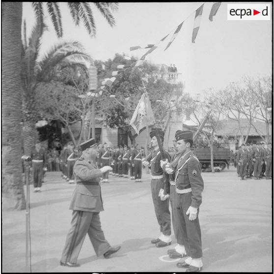 Une cérémonie militaire à Ain-Taya. [Description en cours]