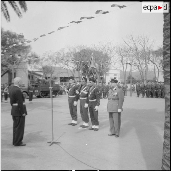 Une cérémonie militaire à Ain-Taya. [Description en cours]