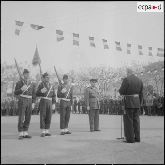 Une cérémonie militaire à Ain-Taya. [Description en cours]