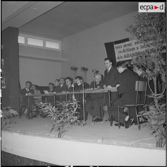 Réunion en faveur de l'Algérie française. [Description en cours]