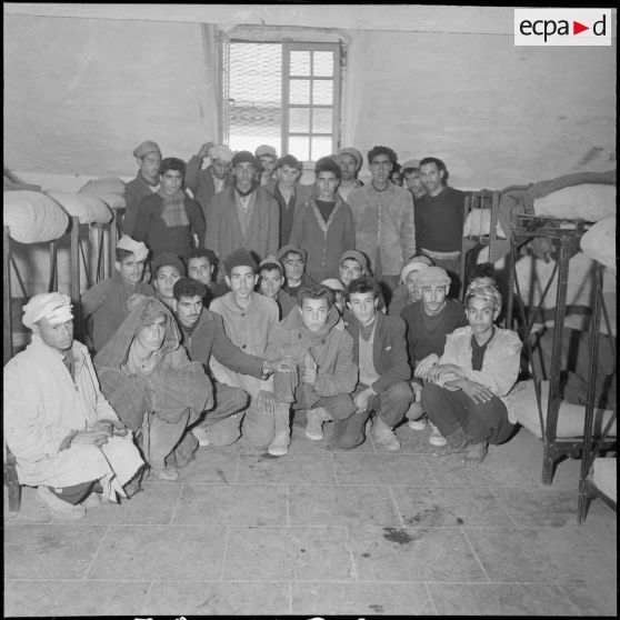 Des prisonniers du FLN. [Description en cours]