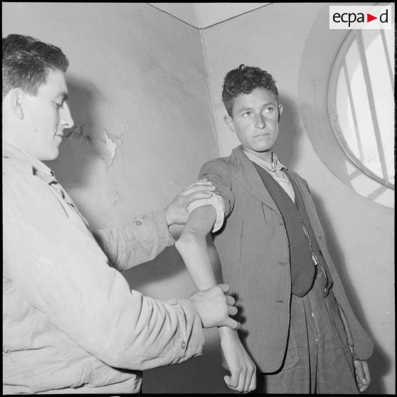 Des prisonniers du FLN. [Description en cours]