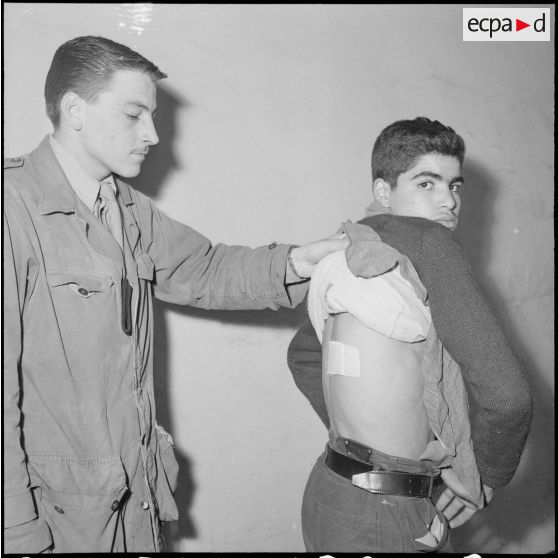 Des prisonniers du FLN. [Description en cours]