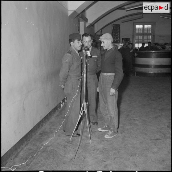 Des prisonniers du FLN. [Description en cours]