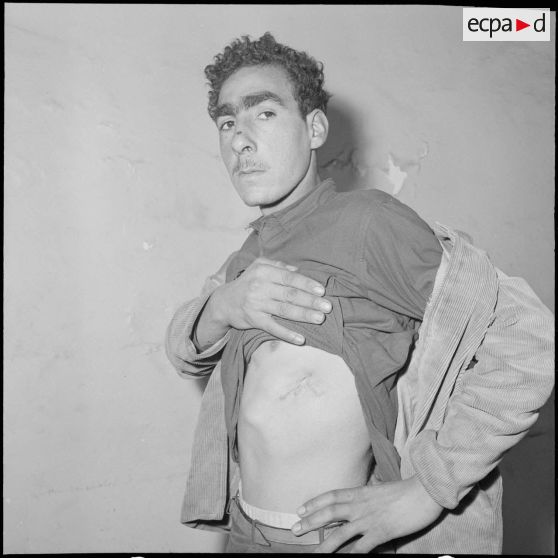 Des prisonniers du FLN. [Description en cours]