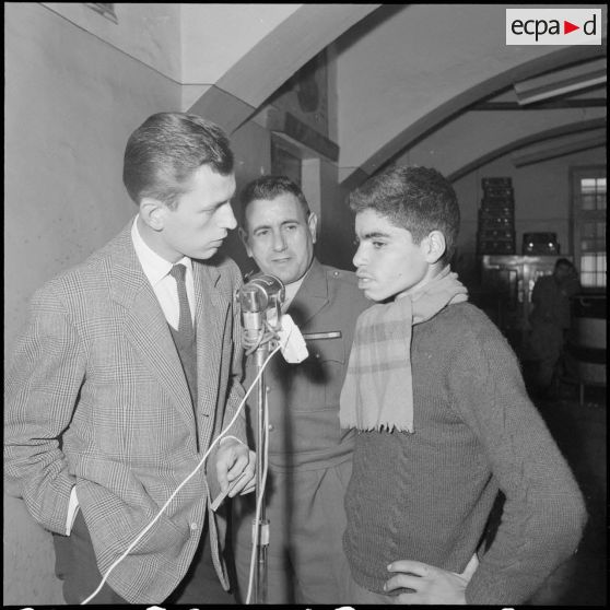 Des prisonniers du FLN. [Description en cours]