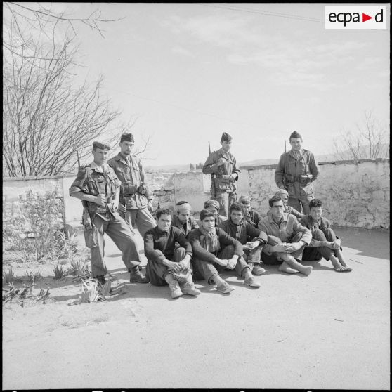 Des prisonniers du FLN. [Description en cours]