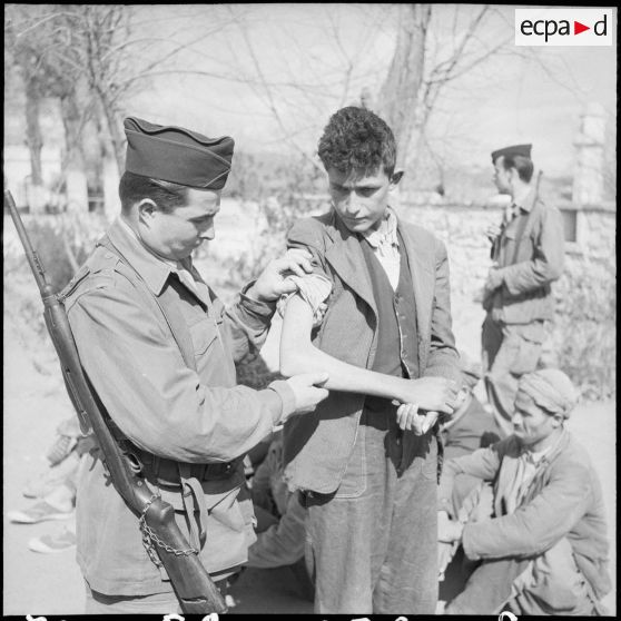 Des prisonniers du FLN. [Description en cours]