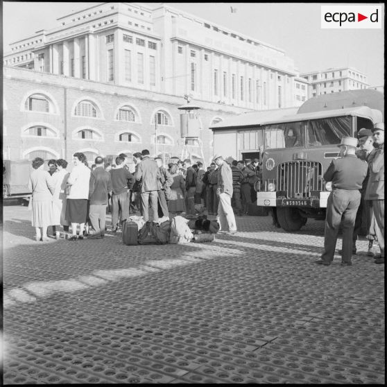 Étudiants embarquant dans des camions militaires. [Description en cours]