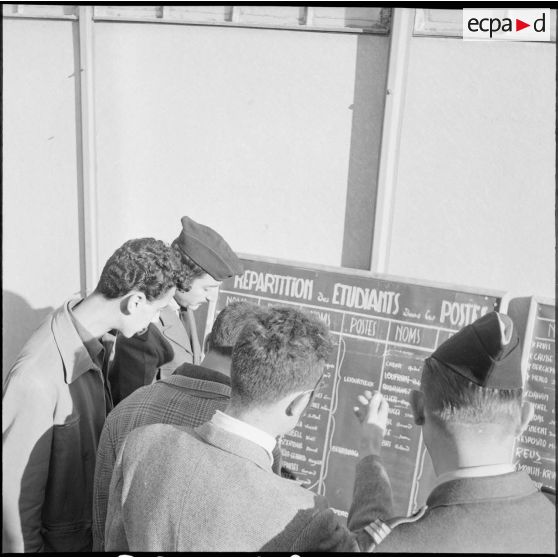 Étudiants embarquant dans des camions militaires. [Description en cours]