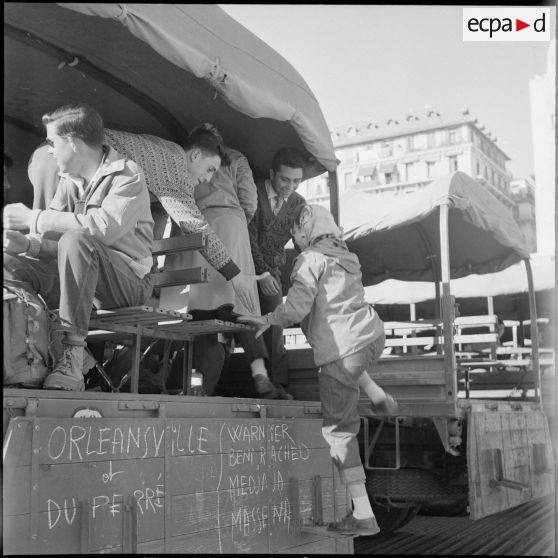 Étudiants embarquant dans des camions militaires. [Description en cours]