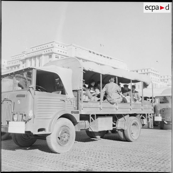 Étudiants embarquant dans des camions militaires. [Description en cours]