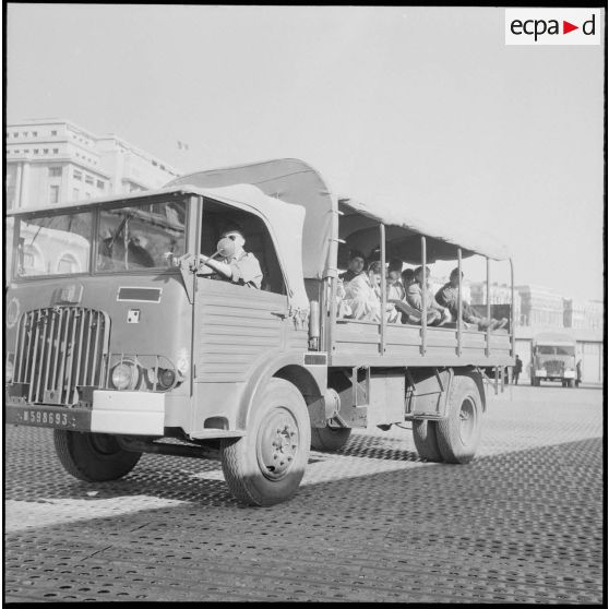 Étudiants embarquant dans des camions militaires. [Description en cours]