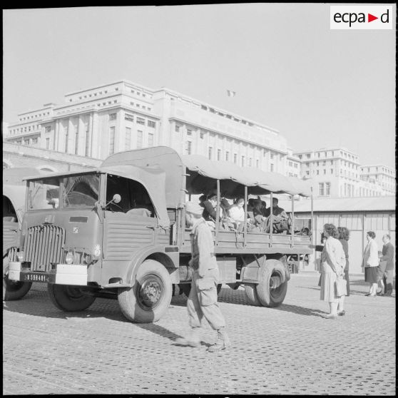 Étudiants embarquant dans des camions militaires. [Description en cours]