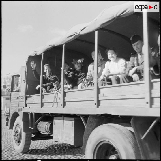 Étudiants embarquant dans des camions militaires. [Description en cours]