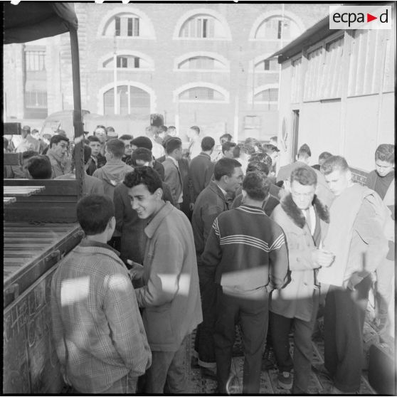 Étudiants embarquant dans des camions militaires. [Description en cours]