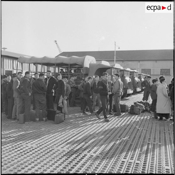 Étudiants embarquant dans des camions militaires. [Description en cours]