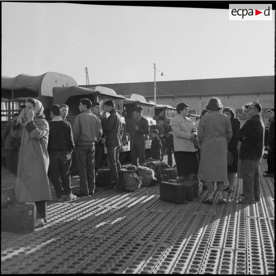 Étudiants embarquant dans des camions militaires. [Description en cours]