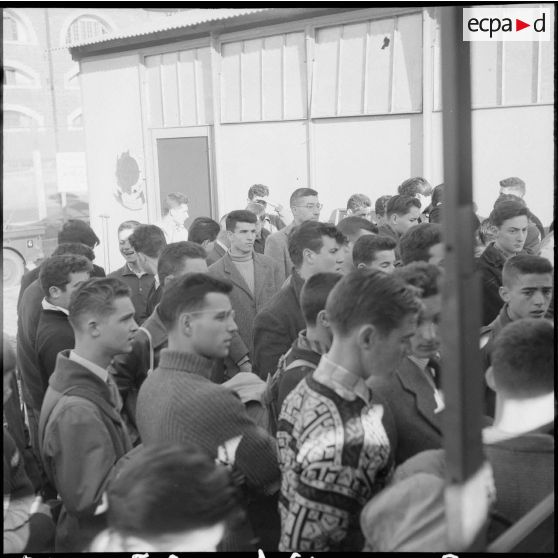 Étudiants embarquant dans des camions militaires. [Description en cours]