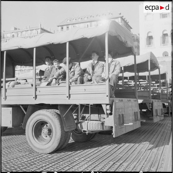 Étudiants embarquant dans des camions militaires. [Description en cours]
