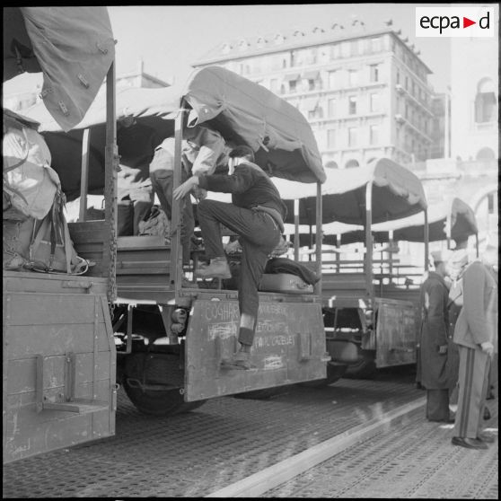 Étudiants embarquant dans des camions militaires. [Description en cours]