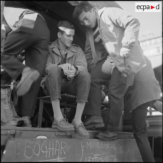 Étudiants embarquant dans des camions militaires. [Description en cours]